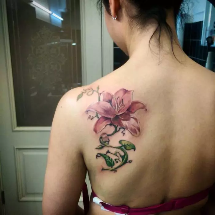 Tattoo na lopatu za dekleta (51 fotografij): ženske tattoo napisi in majhna lepa cvetje, skice vzorcev in mačk, druge možnosti 14070_16