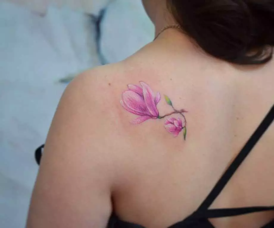 Tatuaj pe lopată pentru fete (51 fotografii): Inscripții de tatuaje pentru femei și flori frumoase mici, schițe de modele și pisici, alte opțiuni 14070_21