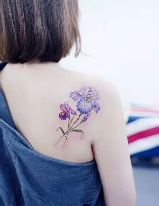 Tattoo na lopatu za dekleta (51 fotografij): ženske tattoo napisi in majhna lepa cvetje, skice vzorcev in mačk, druge možnosti 14070_24