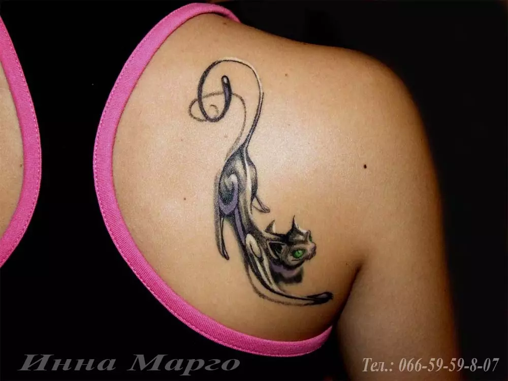 Tattoo na lopatu za dekleta (51 fotografij): ženske tattoo napisi in majhna lepa cvetje, skice vzorcev in mačk, druge možnosti 14070_27