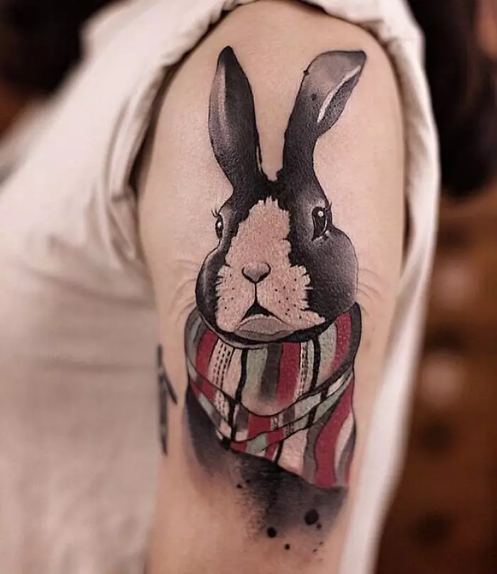 Тату «Кролик»: значення татуювання з зайцем і ескізи, тату кролика Роджера, білий зайчик і з рогами, інші варіанти для дівчат і чоловіків 14071_12