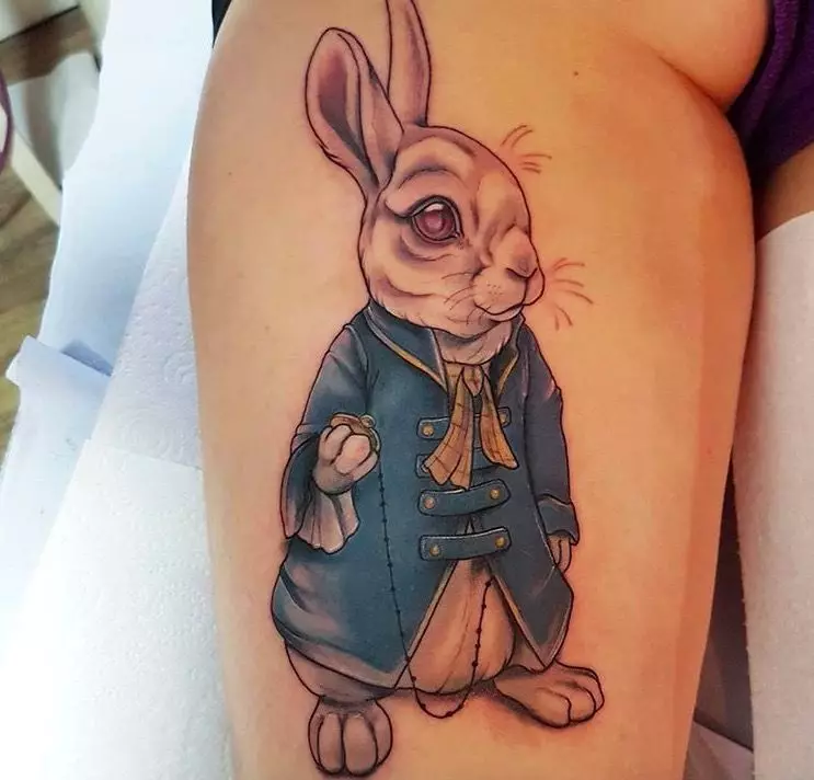 Тату «Кролик»: значення татуювання з зайцем і ескізи, тату кролика Роджера, білий зайчик і з рогами, інші варіанти для дівчат і чоловіків 14071_7