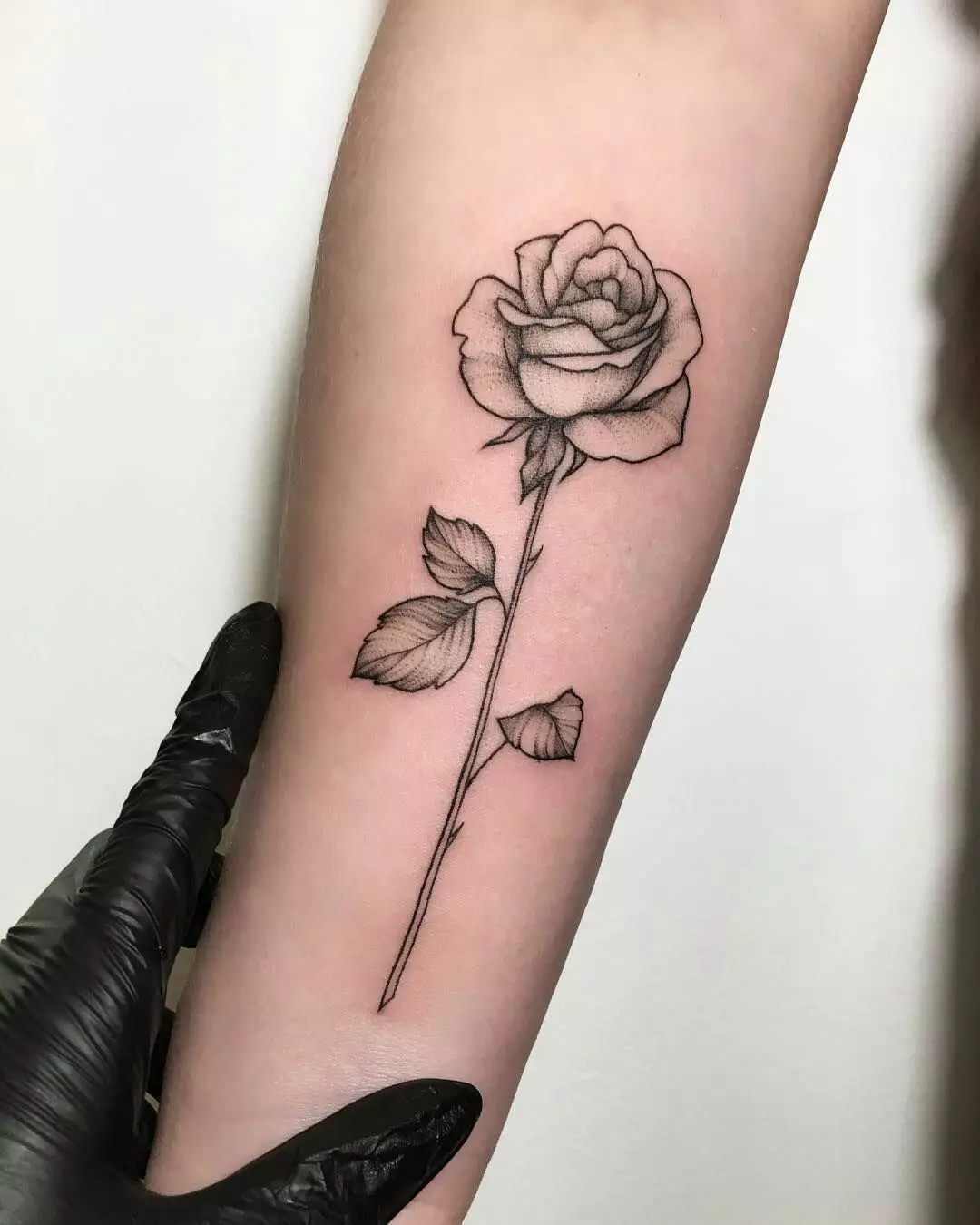 Tatuaggio in bianco e nero (51 foto): rose piccole e grandi, tatuaggi e altri colori, schizzi di un tatuaggio nello stile del minimalismo e della grafica, dei serpenti del tatuaggio a disposizione e altre opzioni 14072_11