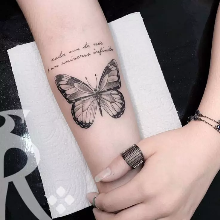 Tatuaggio in bianco e nero (51 foto): rose piccole e grandi, tatuaggi e altri colori, schizzi di un tatuaggio nello stile del minimalismo e della grafica, dei serpenti del tatuaggio a disposizione e altre opzioni 14072_19