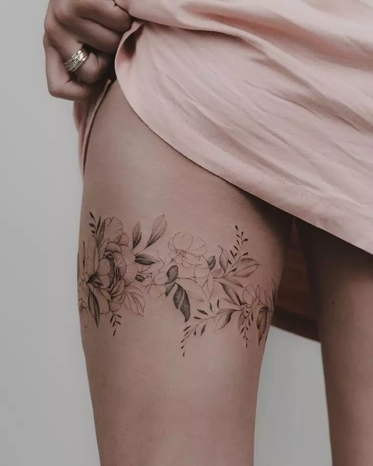Tatuaggio in bianco e nero (51 foto): rose piccole e grandi, tatuaggi e altri colori, schizzi di un tatuaggio nello stile del minimalismo e della grafica, dei serpenti del tatuaggio a disposizione e altre opzioni 14072_4