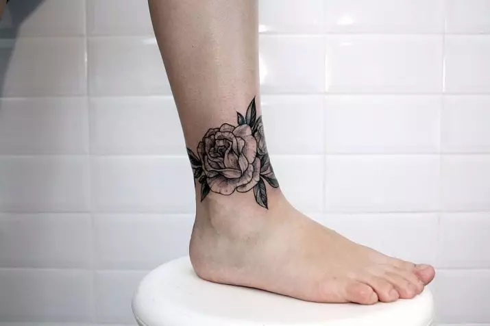 Tatuaggio in bianco e nero (51 foto): rose piccole e grandi, tatuaggi e altri colori, schizzi di un tatuaggio nello stile del minimalismo e della grafica, dei serpenti del tatuaggio a disposizione e altre opzioni 14072_49