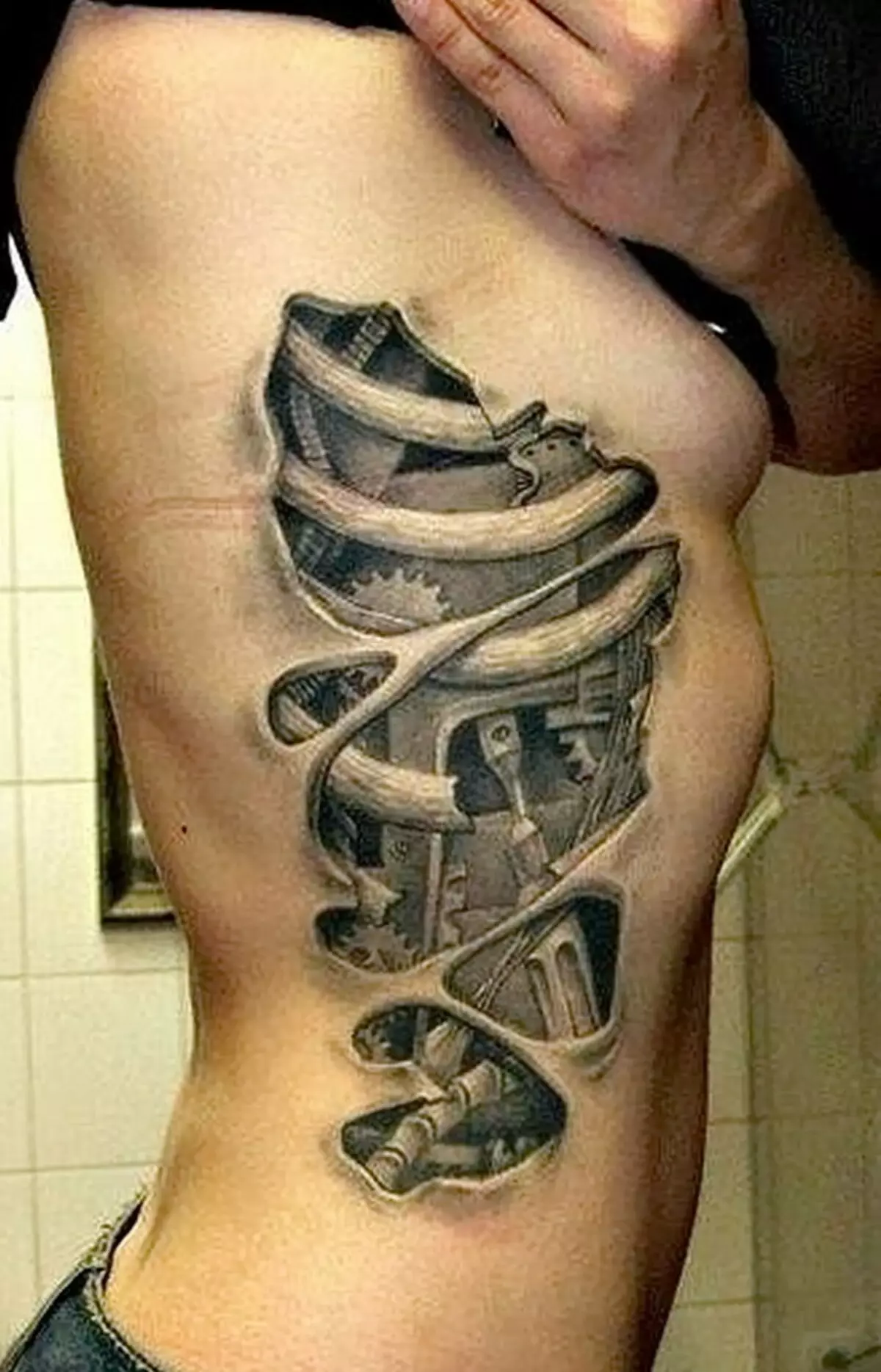 Biomecànica Tattoo (51 fotos): esbossos de tatuatges a l'estil de la mecànica biològica a la mà i a la cama, a l'espatlla i a l'esquena. Tatuatge 
