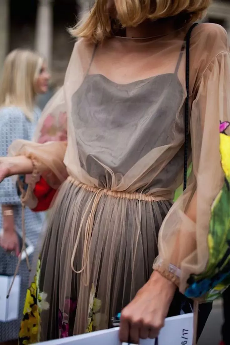 Combinazioni femminili (89 foto): Scegli una maglietta sotto il vestito. Cos'è? Sbiancamento, nero, beige e altro colore, bel pizzo 1407_14