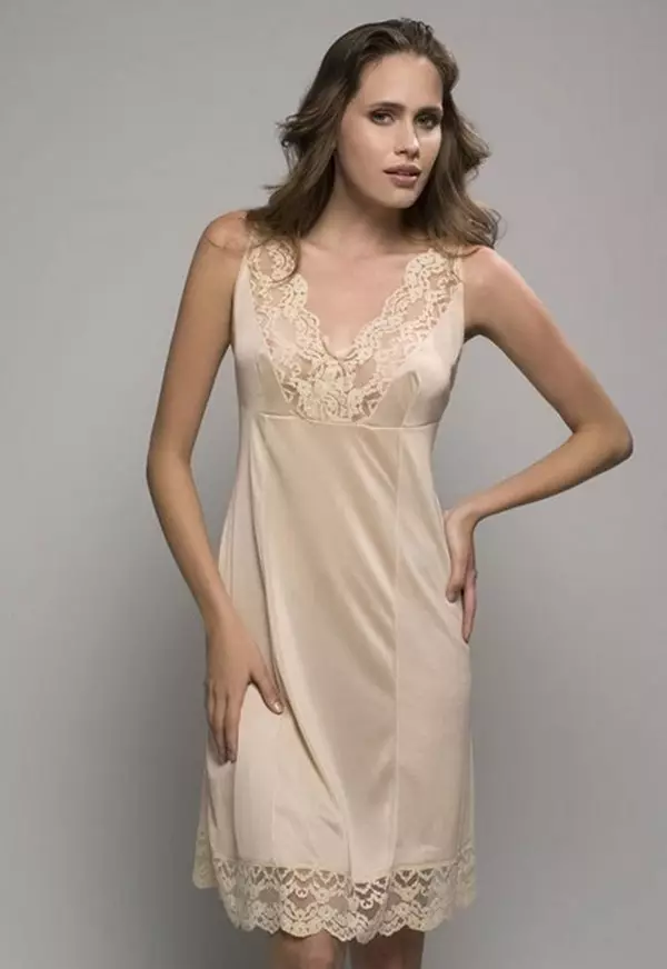 Combinaisons pour femmes (89 photos): Choisissez une chemise sous la robe. Ce que c'est? Blanchiment, noir, beige et autre couleur, belle dentelle 1407_16