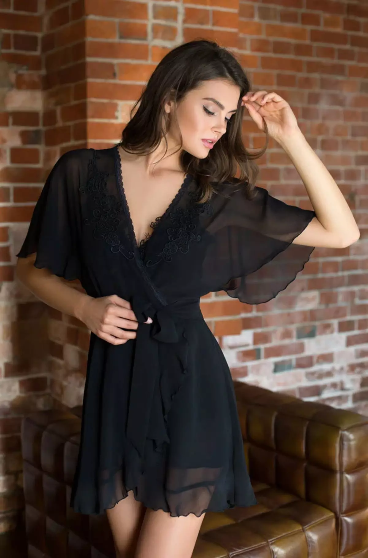 Γυναικείοι συνδυασμοί (89 φωτογραφίες): Επιλέξτε ένα πουκάμισο κάτω από το φόρεμα. Τι είναι? Λεύκανση, μαύρο, μπεζ και άλλο χρώμα, όμορφη δαντέλα 1407_32
