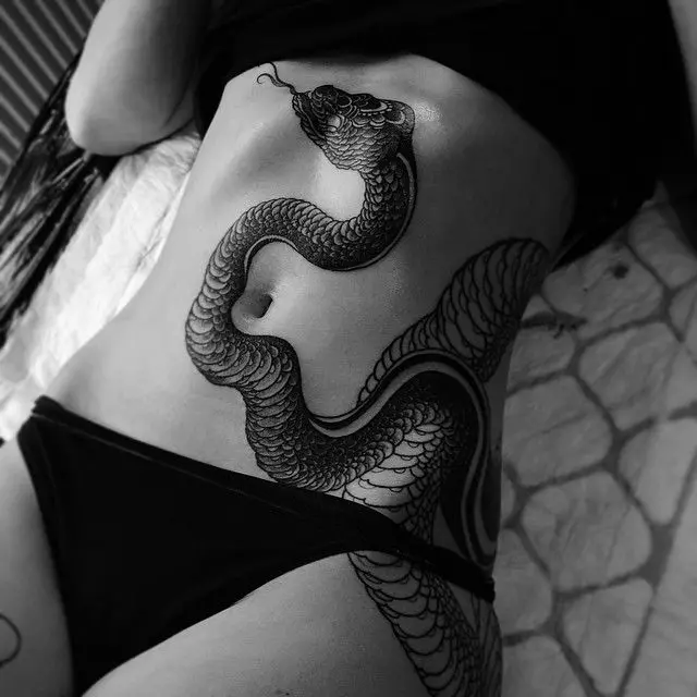 Cobra tatuiruotė (48 nuotraukos): tatuiravimas ir eskizai, tatuiruotė ant rankų ir kaklo, pėsčiomis ir atgal, kitose mergaičių ir vyrų zonose 14084_15
