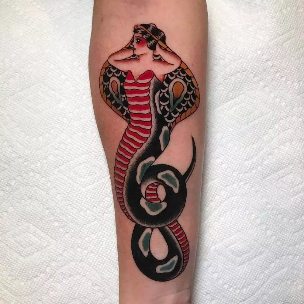 Cobra Tattoo (48 argazki): Tatuajeak eta zirriborroak, tatuajeak eskuan eta lepoan, oinez eta atzeko aldean, nesken eta gizonentzako beste zonalde batzuetan 14084_16