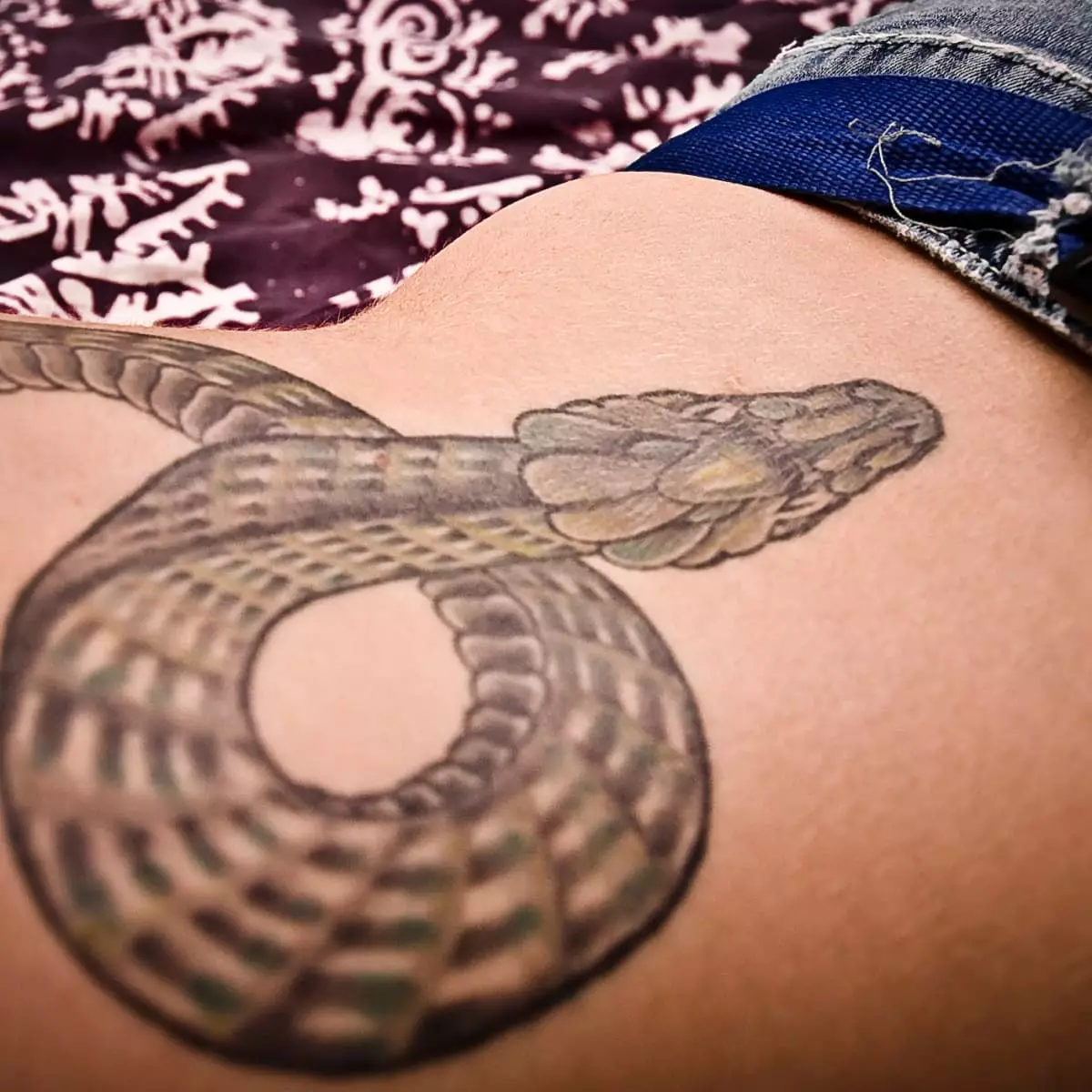 Cobra Tattoo (48 zdjęć): Tatuaż i szkice, tatuaż pod ręką i szyją, pieszo, pieszo iz powrotem, w innych strefach dla dziewcząt i mężczyzn 14084_18