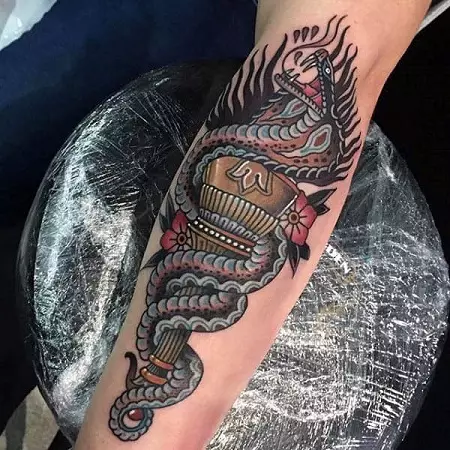 Cobra Tattoo (48 argazki): Tatuajeak eta zirriborroak, tatuajeak eskuan eta lepoan, oinez eta atzeko aldean, nesken eta gizonentzako beste zonalde batzuetan 14084_19