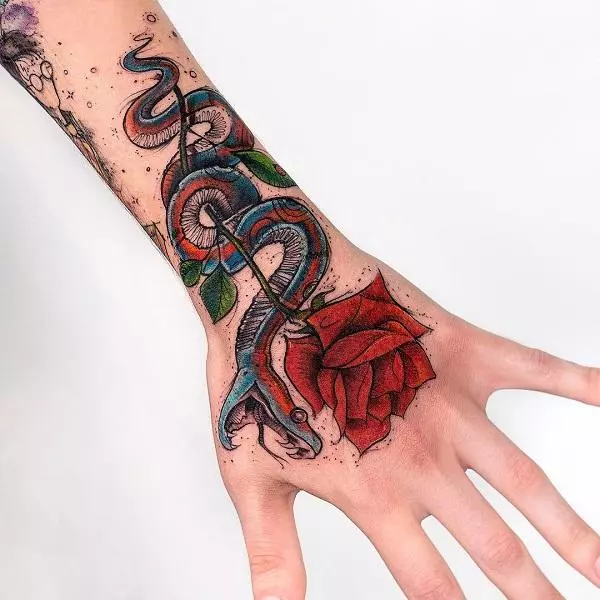 Кобра тетоважа (48 фотографии): Тетовирање и скици, тетоважа на рака и вратот, пеш и назад, во други зони за девојки и мажи 14084_2