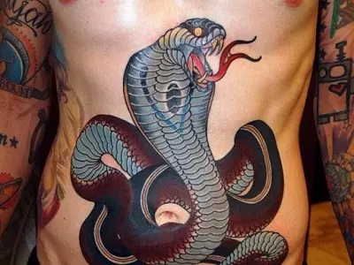 Cobra Tattoo (48 zdjęć): Tatuaż i szkice, tatuaż pod ręką i szyją, pieszo, pieszo iz powrotem, w innych strefach dla dziewcząt i mężczyzn 14084_24