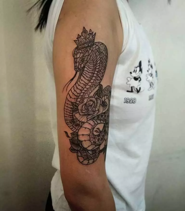 Cobra tatuiruotė (48 nuotraukos): tatuiravimas ir eskizai, tatuiruotė ant rankų ir kaklo, pėsčiomis ir atgal, kitose mergaičių ir vyrų zonose 14084_25