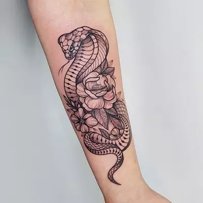 Cobra Tattoo (48 argazki): Tatuajeak eta zirriborroak, tatuajeak eskuan eta lepoan, oinez eta atzeko aldean, nesken eta gizonentzako beste zonalde batzuetan 14084_27