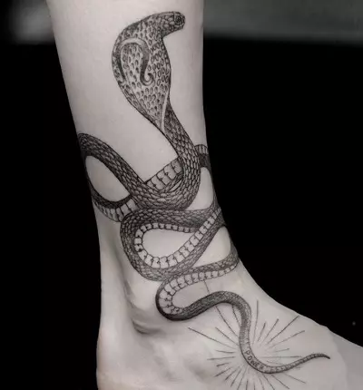 Cobra tetovaža (48 fotografija): tetoviranje i skice, tetovaža na ruci i vratu, pješice i nazad, u drugim zonama za djevojčice i muškarce 14084_29