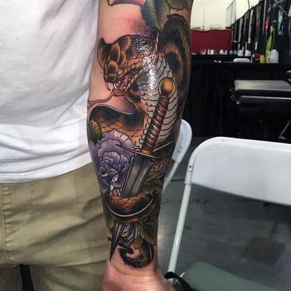Cobra tetovaža (48 fotografija): tetoviranje i skice, tetovaža na ruci i vratu, pješice i nazad, u drugim zonama za djevojčice i muškarce 14084_32