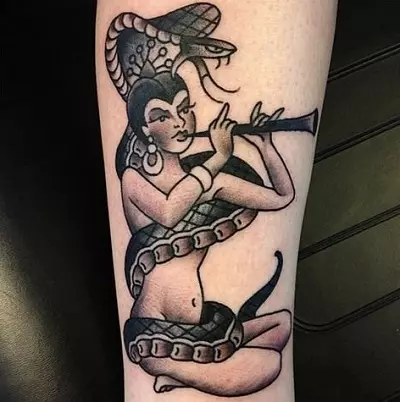 Кобра тетоважа (48 фотографии): Тетовирање и скици, тетоважа на рака и вратот, пеш и назад, во други зони за девојки и мажи 14084_34
