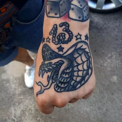 Cobra tatuiruotė (48 nuotraukos): tatuiravimas ir eskizai, tatuiruotė ant rankų ir kaklo, pėsčiomis ir atgal, kitose mergaičių ir vyrų zonose 14084_37