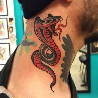 Cobra Tattoo (48 argazki): Tatuajeak eta zirriborroak, tatuajeak eskuan eta lepoan, oinez eta atzeko aldean, nesken eta gizonentzako beste zonalde batzuetan 14084_39