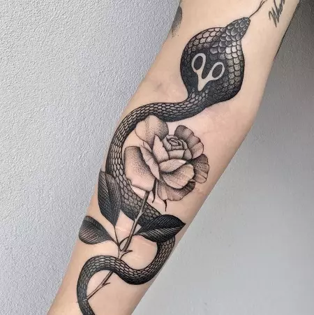 Cobra tatuiruotė (48 nuotraukos): tatuiravimas ir eskizai, tatuiruotė ant rankų ir kaklo, pėsčiomis ir atgal, kitose mergaičių ir vyrų zonose 14084_40