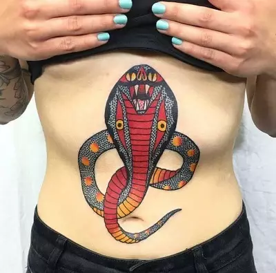 Cobra Tattoo (48 argazki): Tatuajeak eta zirriborroak, tatuajeak eskuan eta lepoan, oinez eta atzeko aldean, nesken eta gizonentzako beste zonalde batzuetan 14084_41