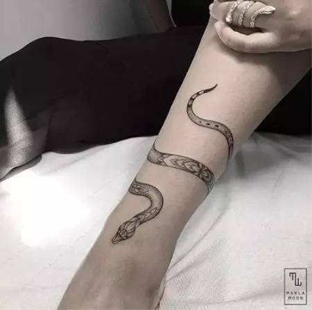 Cobra Tattoo (48 argazki): Tatuajeak eta zirriborroak, tatuajeak eskuan eta lepoan, oinez eta atzeko aldean, nesken eta gizonentzako beste zonalde batzuetan 14084_45
