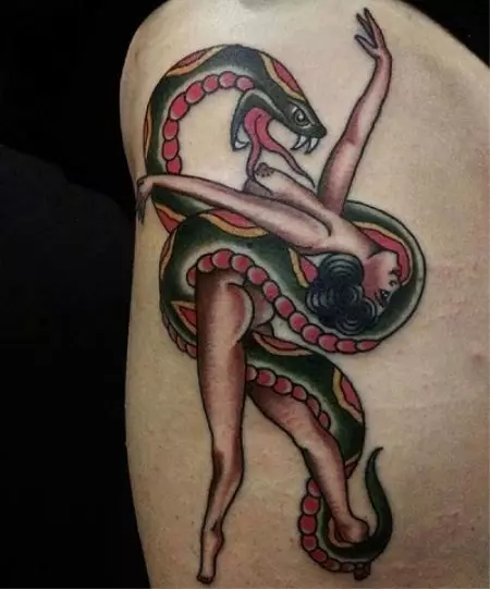 Cobra Tattoo (48 argazki): Tatuajeak eta zirriborroak, tatuajeak eskuan eta lepoan, oinez eta atzeko aldean, nesken eta gizonentzako beste zonalde batzuetan 14084_47