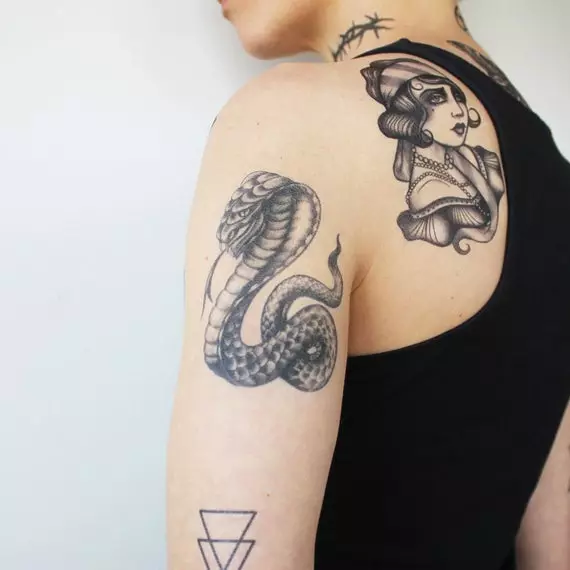 Кобра тетоважа (48 фотографии): Тетовирање и скици, тетоважа на рака и вратот, пеш и назад, во други зони за девојки и мажи 14084_7