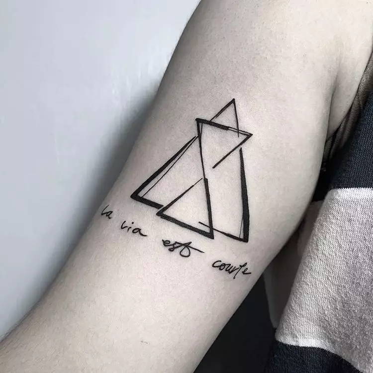 Тату «Три трикутника»: значення татуювань, тату на шиї, на руці і в інших зонах, татуювання потрійних трикутників для чоловіків і для дівчат 14086_14