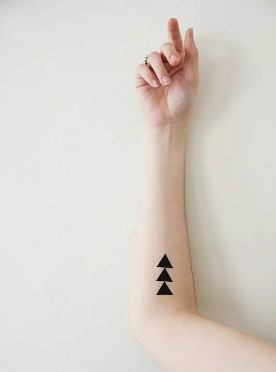 Тату «Три трикутника»: значення татуювань, тату на шиї, на руці і в інших зонах, татуювання потрійних трикутників для чоловіків і для дівчат 14086_16