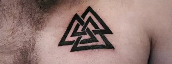 Тату «Три трикутника»: значення татуювань, тату на шиї, на руці і в інших зонах, татуювання потрійних трикутників для чоловіків і для дівчат 14086_21