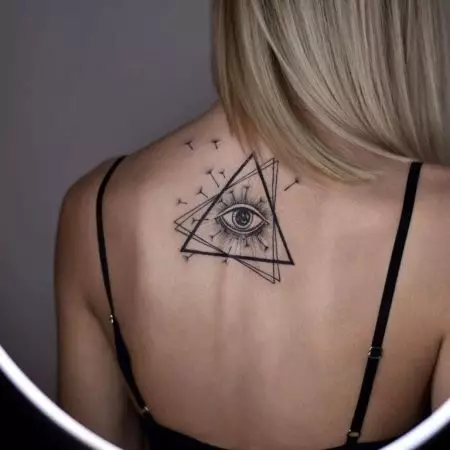 Тату «Три трикутника»: значення татуювань, тату на шиї, на руці і в інших зонах, татуювання потрійних трикутників для чоловіків і для дівчат 14086_24