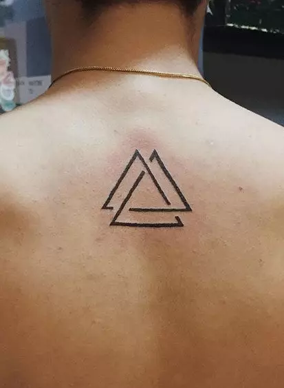 Тату «Три трикутника»: значення татуювань, тату на шиї, на руці і в інших зонах, татуювання потрійних трикутників для чоловіків і для дівчат 14086_9