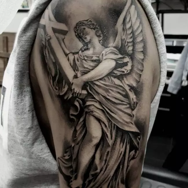 मूर्ति tattoo: पुतळ्याच्या आणि त्यांच्या अर्थाने टॅटूचे स्केच, अँटीक मूर्तियांसह आणि देवदूतांच्या आकडेवारीसह टॅटू, इतर पर्यायांसह टॅटू 14088_11