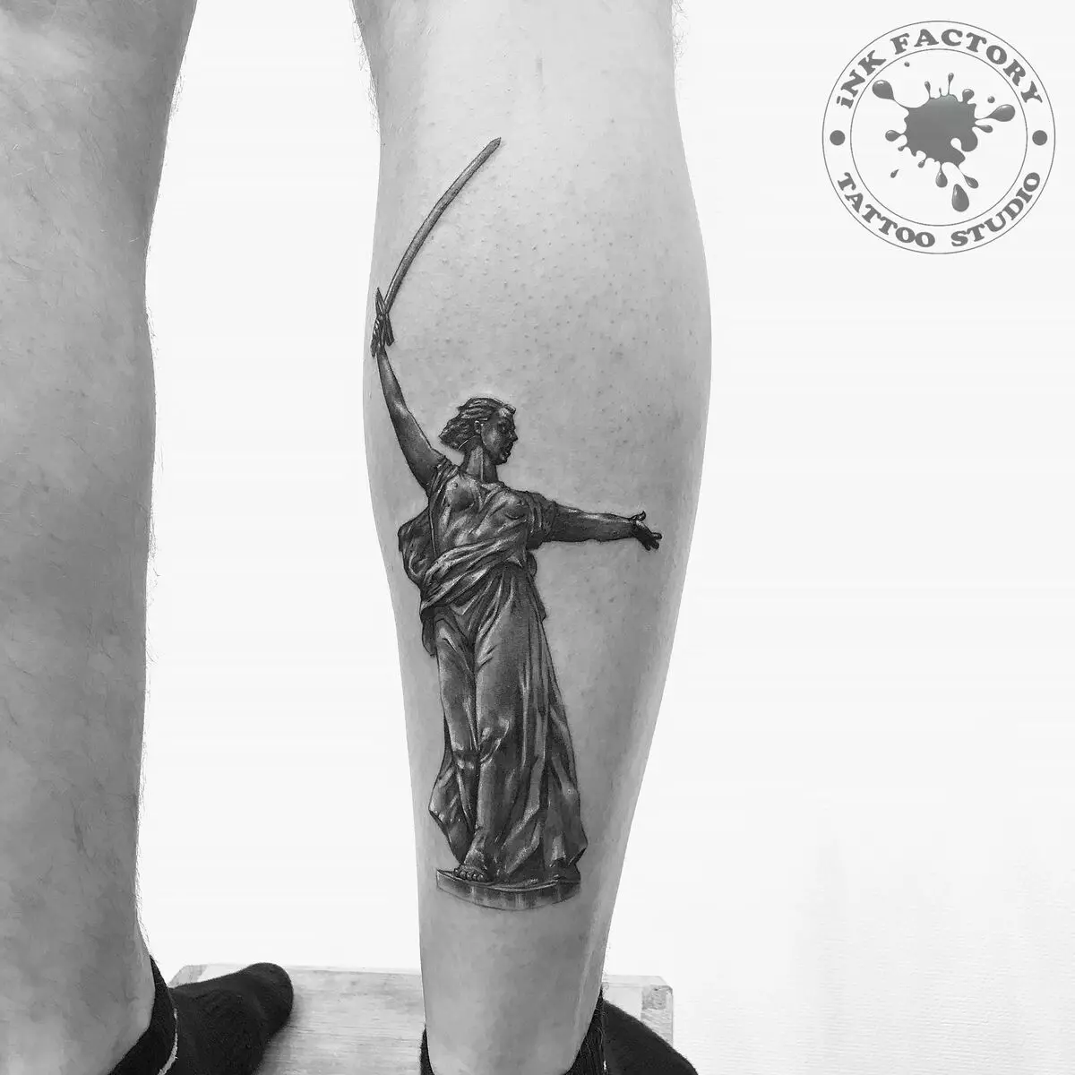 Esculturas Tatuaxe: bosquexos de tatuaxes con estatuas eo seu significado, tatuaxe con esculturas antigas e con estatuillas de anxos, outras opcións 14088_4
