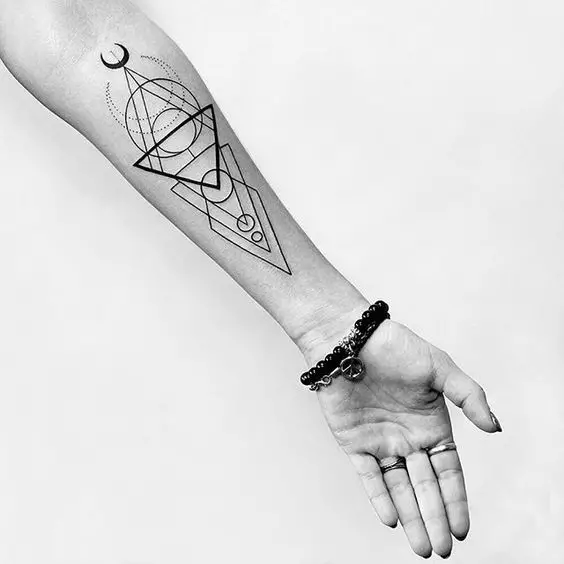 Тату в стилі геометрія для дівчат: ескізи геометричних татуювань на руці і ключиці, передпліччя і ребрах, стегні і інших частинах тіла 14094_10