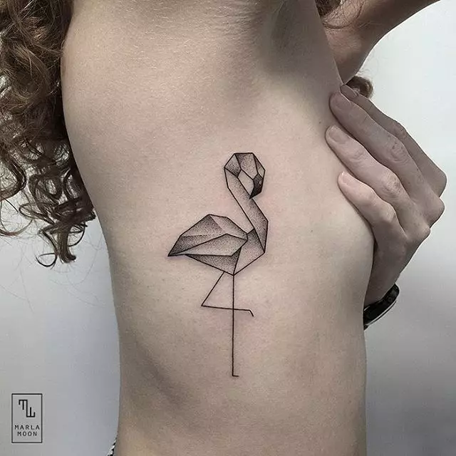 Tatuaż w stylu geometrii dla dziewcząt: szkice geometrycznych tatuaży na ręce i obojczyk, przedramię i żeberki, biodra i inne części ciała 14094_13