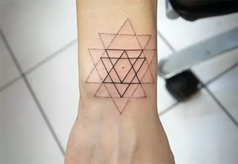 Tattoo di şêweya Geometryê de ji bo keçan: Sketches of tattoos geometric li ser dest û kavir, pêş û rîpel, hips û perçeyên din ên laş 14094_15