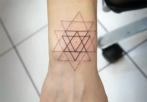 Tattoo setaele sa geometry bakeng sa banana: Lipale tsa li-geometric tsa geometri li ka letsohong le likhopo, letheka le likarolo tse ling tsa 'mele 14094_15