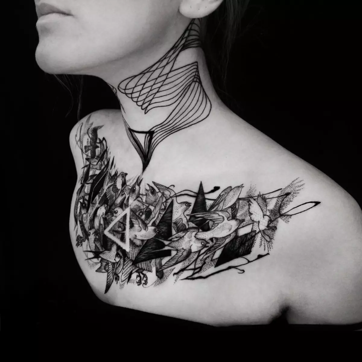 Tatuiruotė Geometrijos stiliui mergaitėms: geometrinių tatuiruočių eskizai ant rankų ir klavizatorių, dilbio ir šonkaulių, klubų ir kitų kūno dalių 14094_17