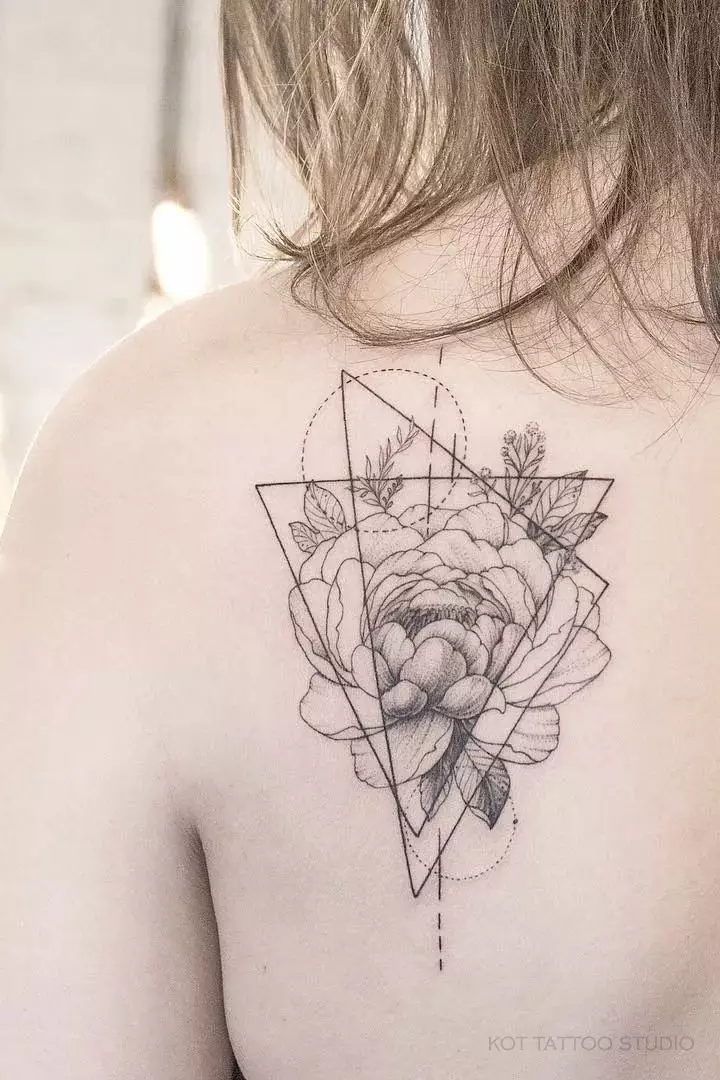 Tato dalam gaya geometri untuk anak perempuan: sketsa tato geometris di tangan dan klavikula, lengan dan tulang rusuk, pinggul dan bagian lain dari tubuh 14094_19