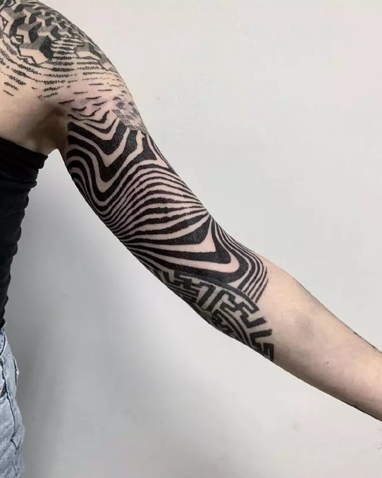 Tatuaż w stylu geometrii dla dziewcząt: szkice geometrycznych tatuaży na ręce i obojczyk, przedramię i żeberki, biodra i inne części ciała 14094_22
