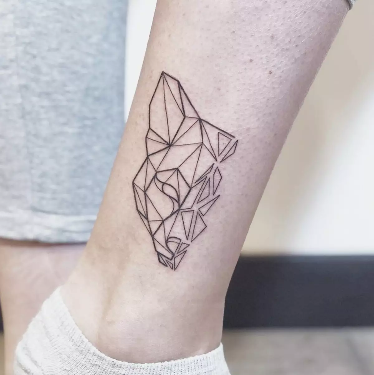 Tatuaż w stylu geometrii dla dziewcząt: szkice geometrycznych tatuaży na ręce i obojczyk, przedramię i żeberki, biodra i inne części ciała 14094_23
