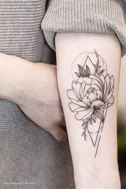 Tato dalam gaya geometri untuk anak perempuan: sketsa tato geometris di tangan dan klavikula, lengan dan tulang rusuk, pinggul dan bagian lain dari tubuh 14094_26
