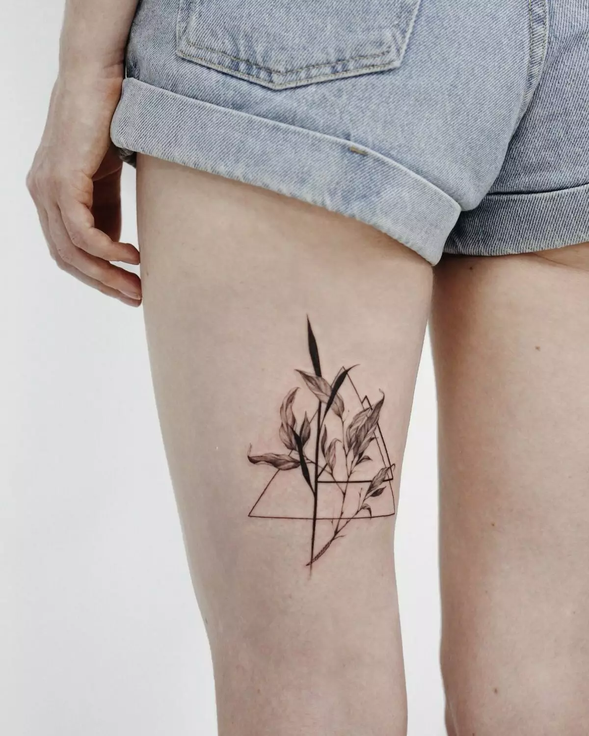 Tato dalam gaya geometri untuk anak perempuan: sketsa tato geometris di tangan dan klavikula, lengan dan tulang rusuk, pinggul dan bagian lain dari tubuh 14094_3