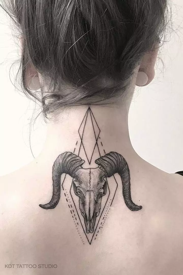 Tetoválás a geometria stílusában a lányok számára: a geometriai tetoválás vázlata a kézben, az alkaron, az alkar és a bordák, a csípő és a test más részein 14094_30